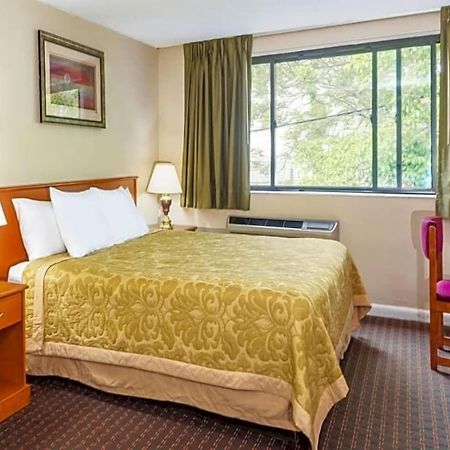Super 8 By Wyndham Watertown/Cambridge/Boston Area Hotel Eksteriør billede