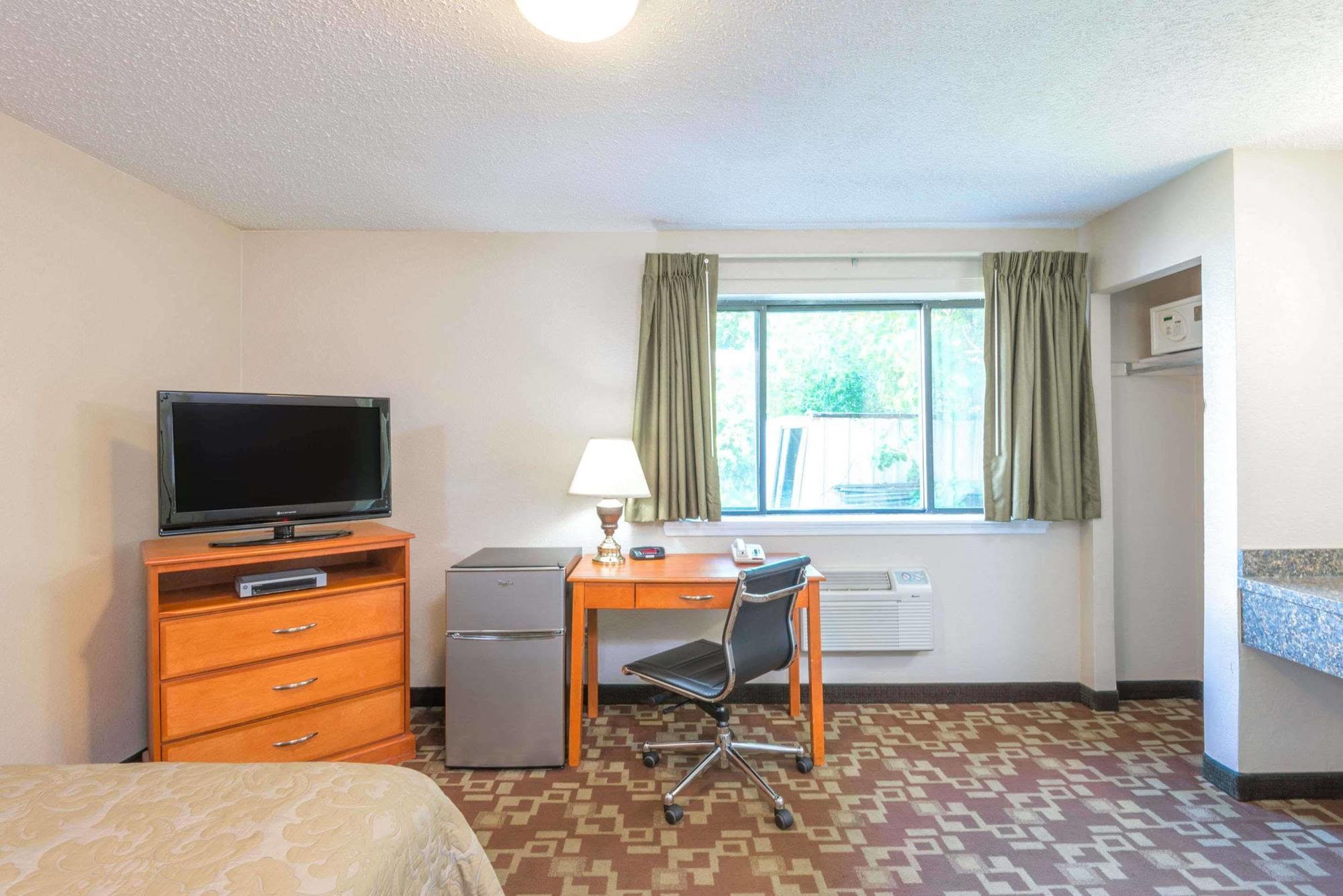 Super 8 By Wyndham Watertown/Cambridge/Boston Area Hotel Eksteriør billede