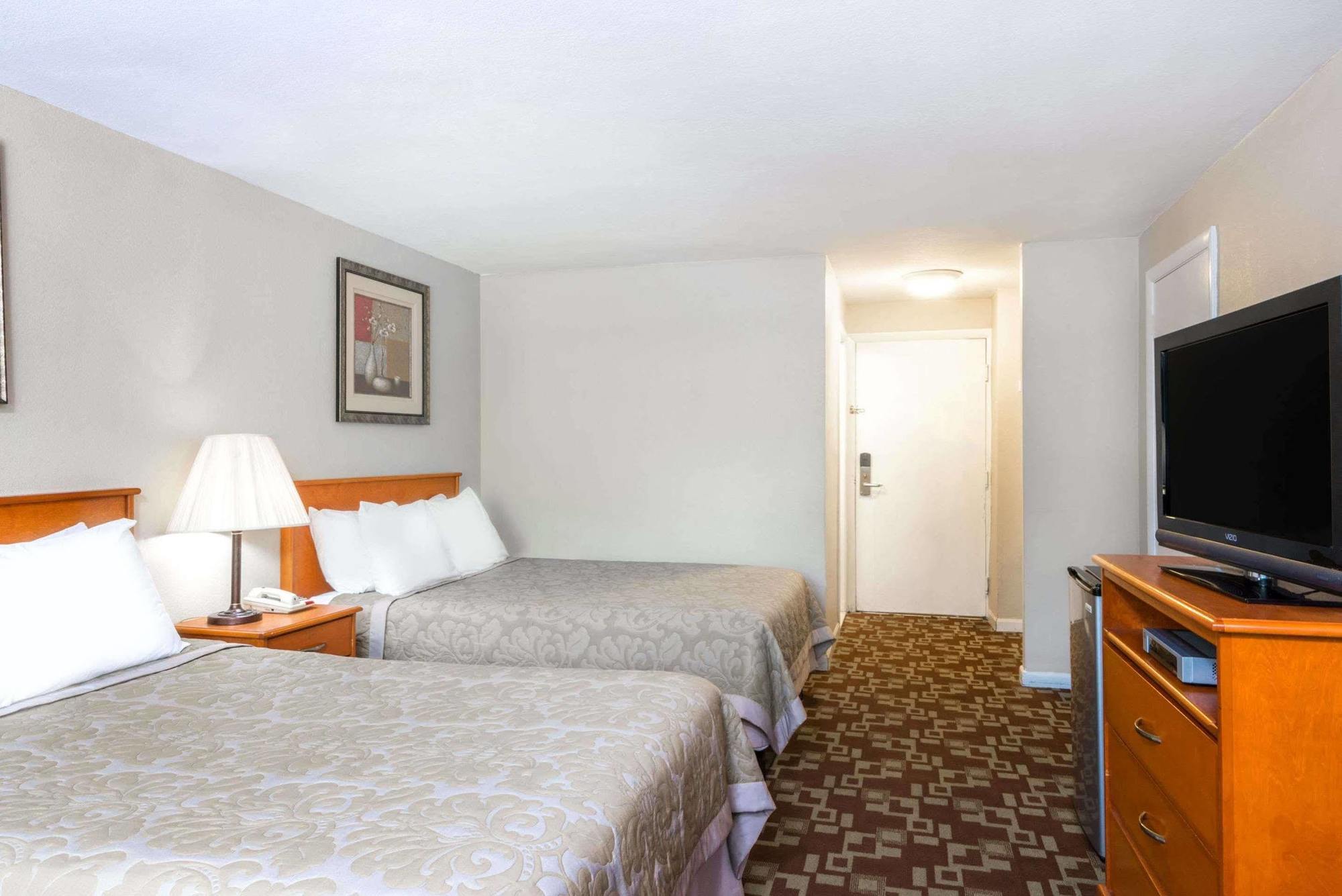 Super 8 By Wyndham Watertown/Cambridge/Boston Area Hotel Eksteriør billede
