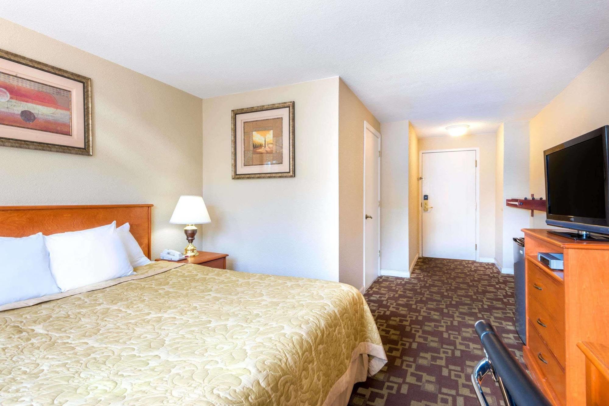 Super 8 By Wyndham Watertown/Cambridge/Boston Area Hotel Eksteriør billede