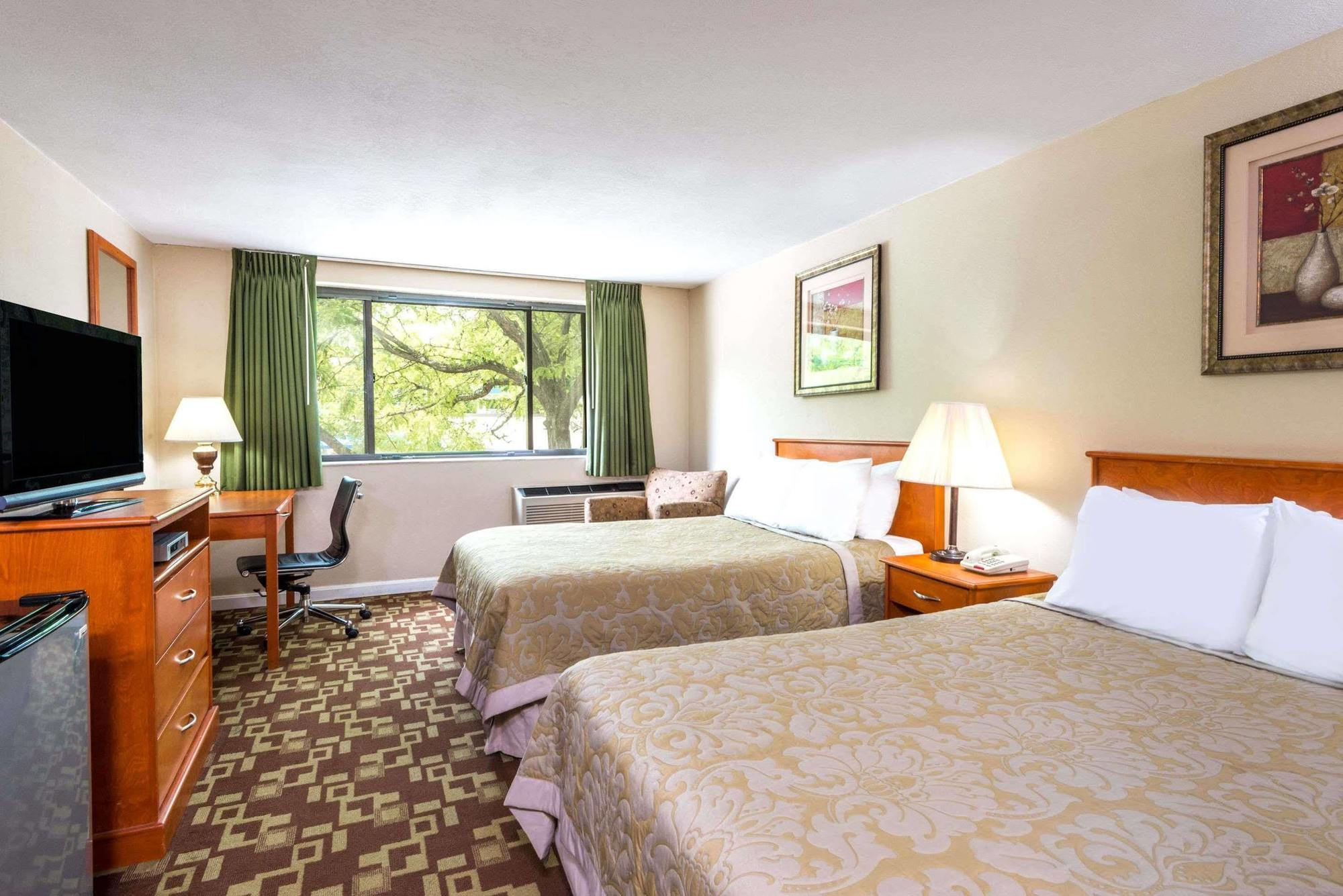 Super 8 By Wyndham Watertown/Cambridge/Boston Area Hotel Eksteriør billede